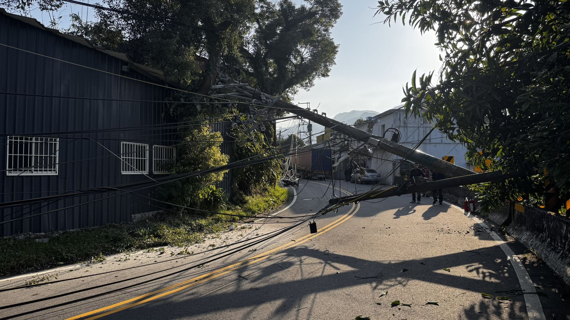 29歲龔姓男子駕駛營業貨運曳引車,行經三峽區白雞路時,疑因車輛高度超過限高勾扯電線,當場拉倒1根電線桿。