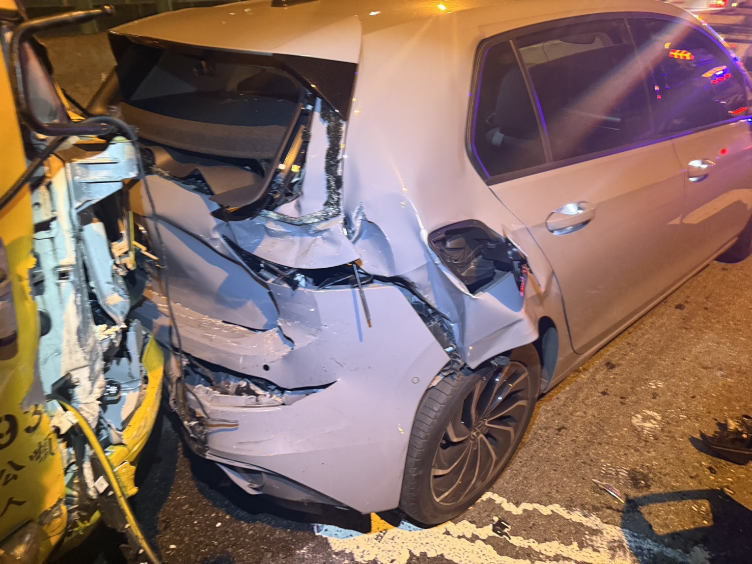 35歲郭姓男子駕駛環保回收車為了閃避前方突然切換車道的車輛,車輛失控接連擦撞前方2輛自小客車,造成3輛車受損。