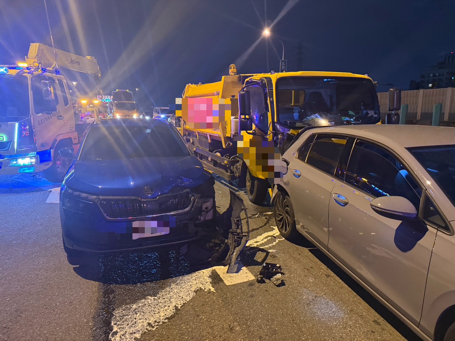 新北市五股區台64線快速道路成子寮匝道出口前,本(12)月11日傍晚17時許發生1起連環追撞交通事故。