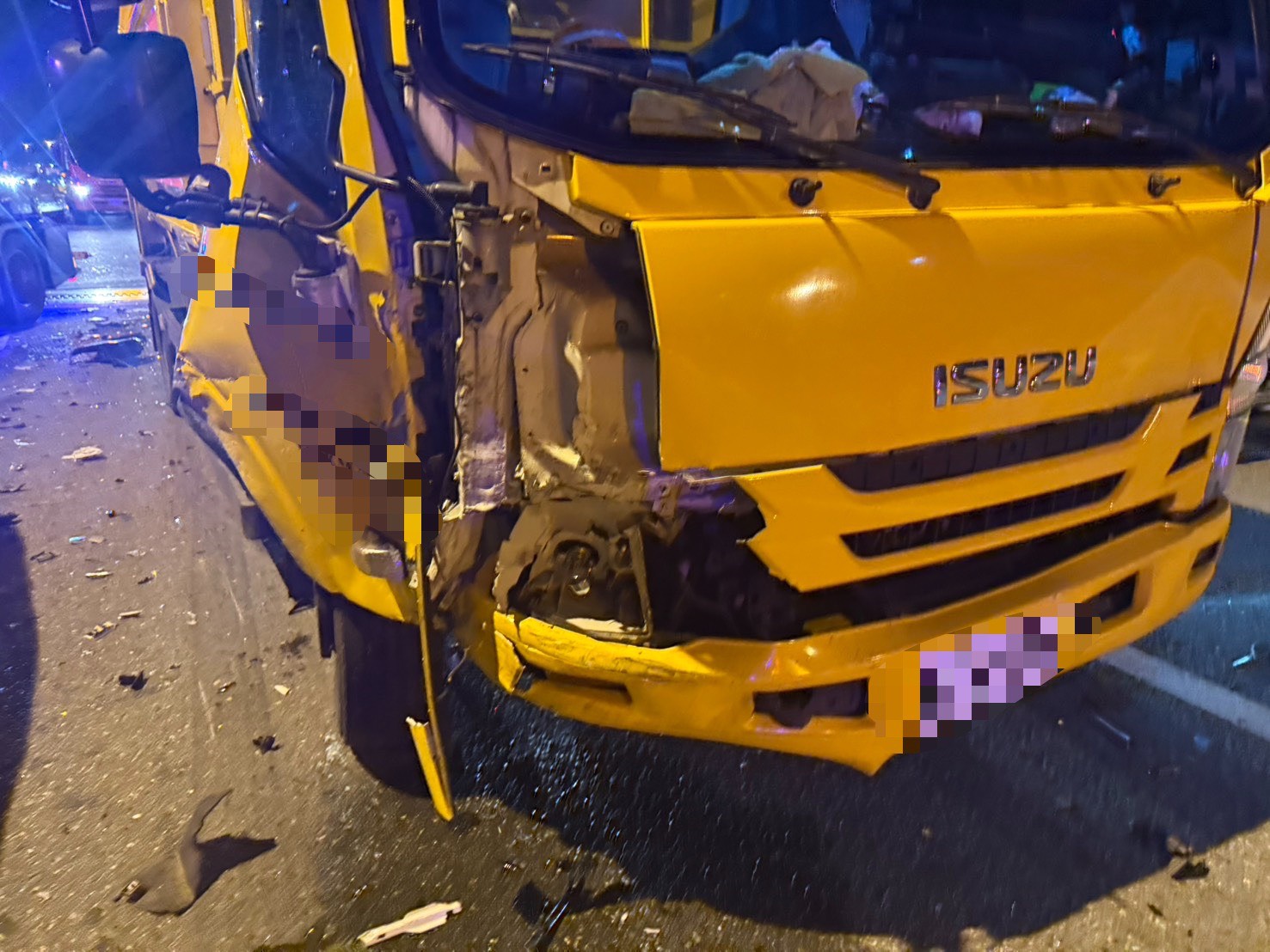 35歲郭姓男子駕駛環保回收車為了閃避前方突然切換車道的車輛,車輛失控接連擦撞前方2輛自小客車,造成3輛車受損。