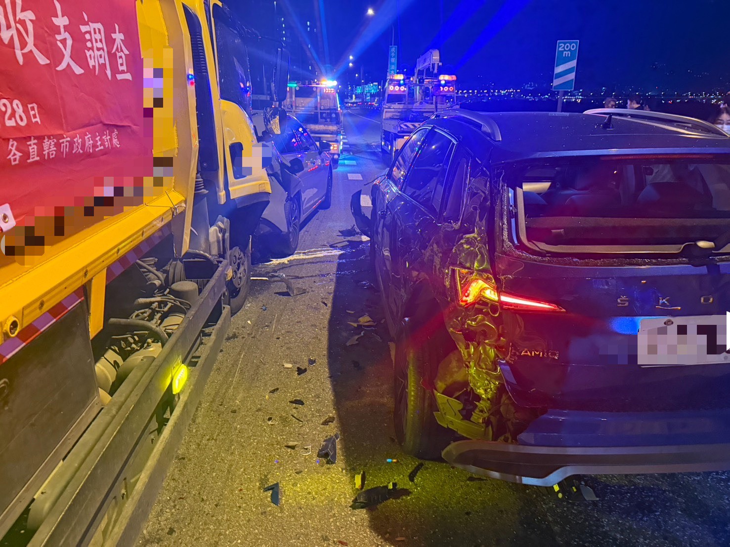 35歲郭姓男子駕駛環保回收車為了閃避前方突然切換車道的車輛,車輛失控接連擦撞前方2輛自小客車,造成3輛車受損。