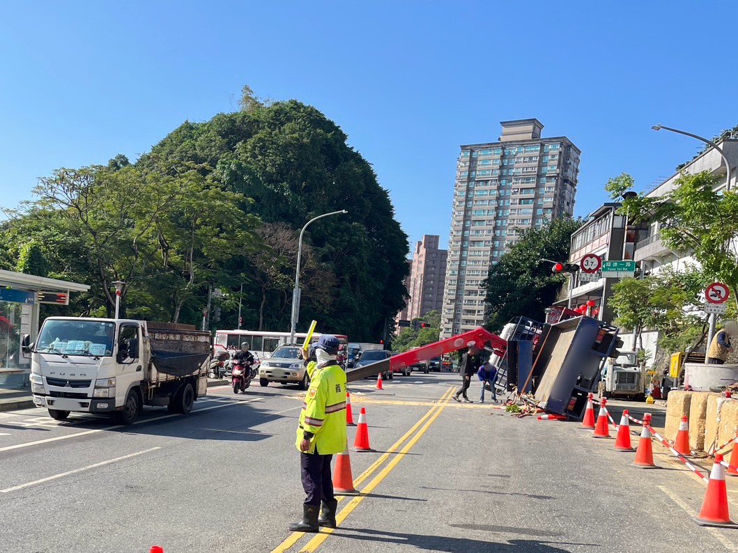 新北市汐止區康寧街、福德一路口今（16）日上午接連發生交通障礙事件。