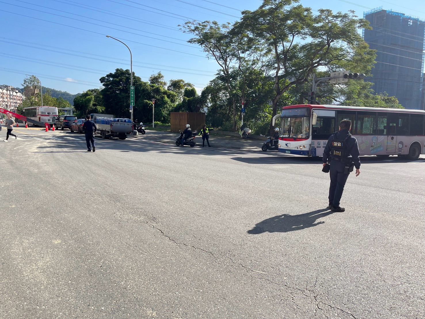 現場是1部吊車在進行吊掛「太空包」作業時，疑因重心不穩，導致車輛翻覆橫躺路中。此外，同路段還有1部公車發生拋錨。