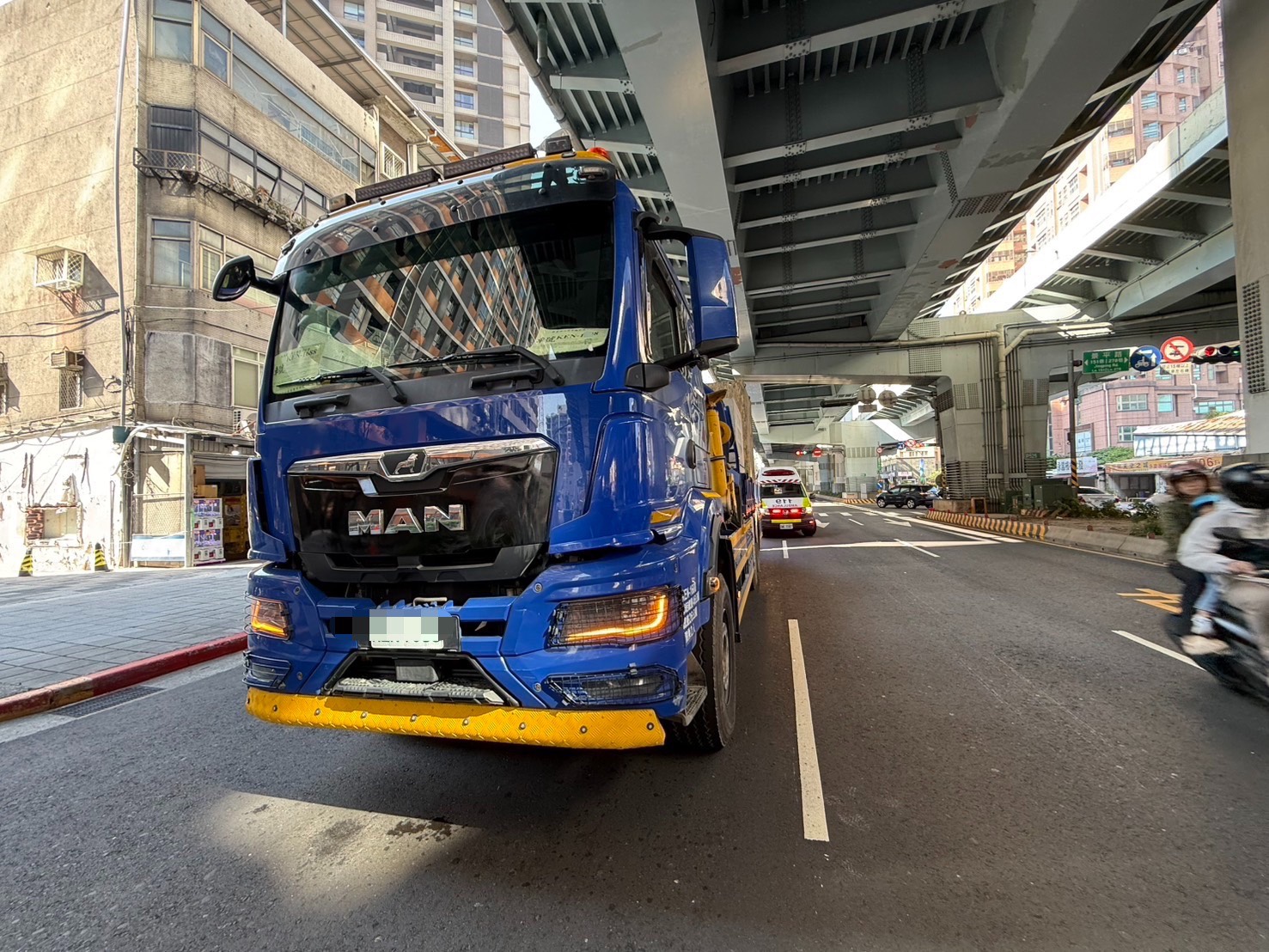 蘇男駕駛的大貨車。