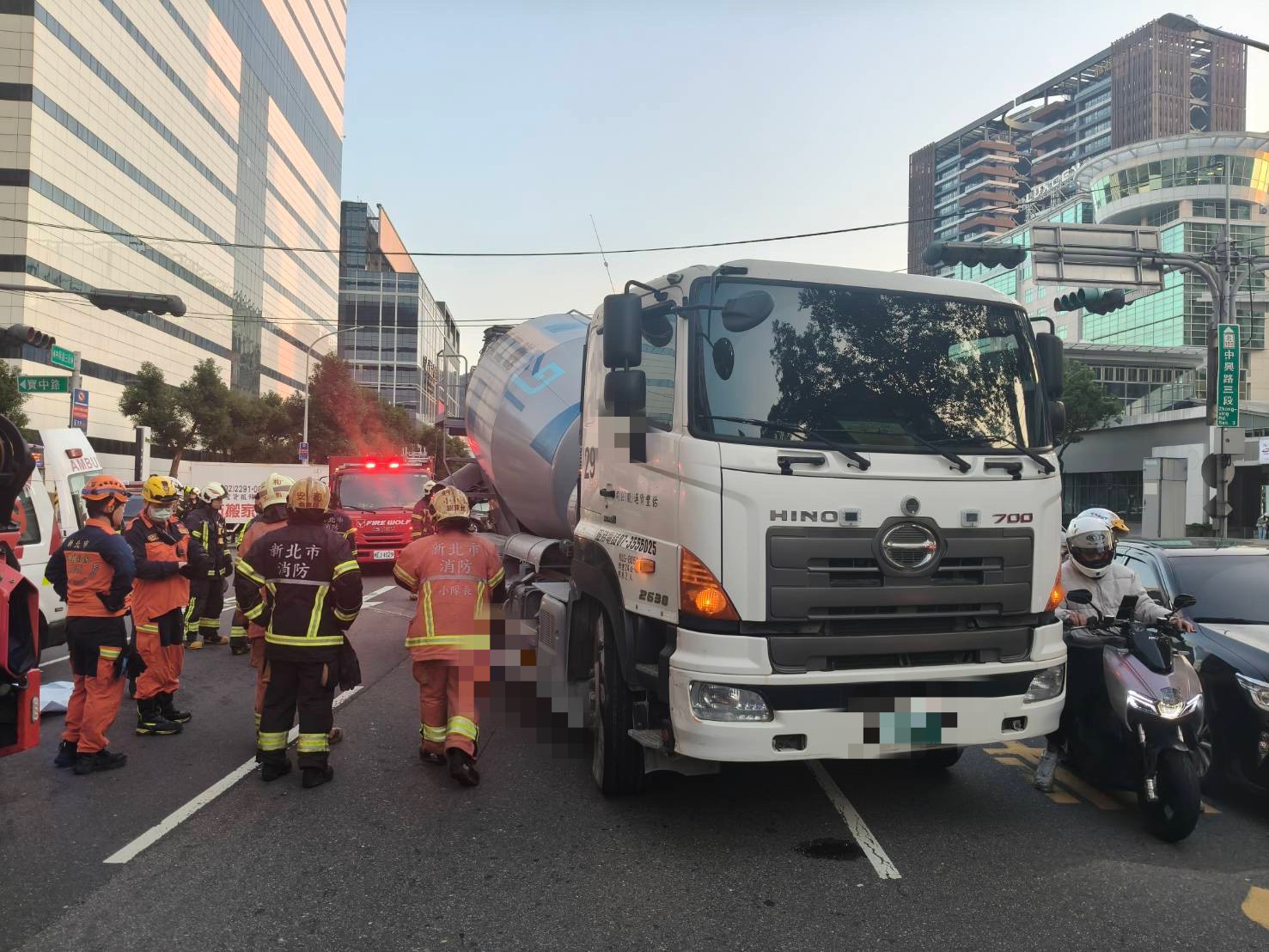 6歲賴姓男子駕駛預拌混凝土車行經寶中路、中興路三段口時,準備右轉中興路,與騎乘輕機車的68歲陳姓女騎士發生碰撞。