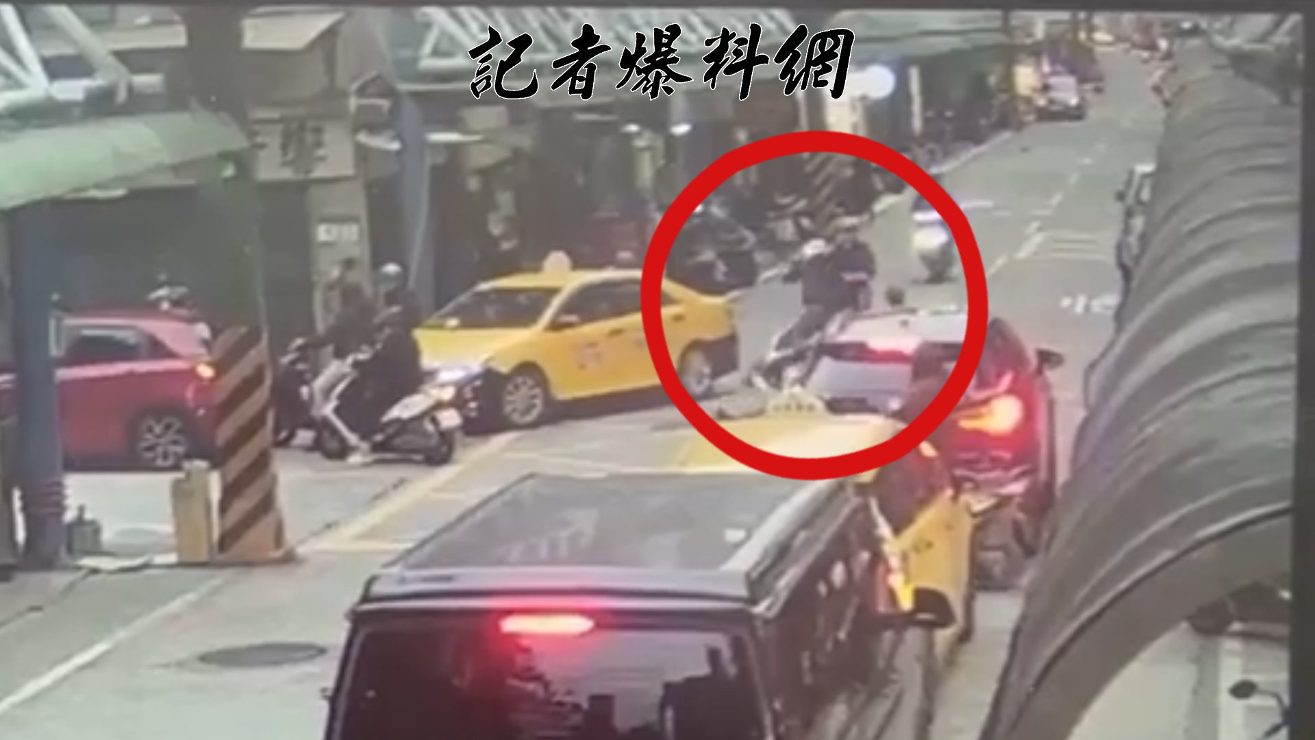 新北市新店區光明街本(12)月14日傍晚16時許發生1起驚險的連環交通事故。