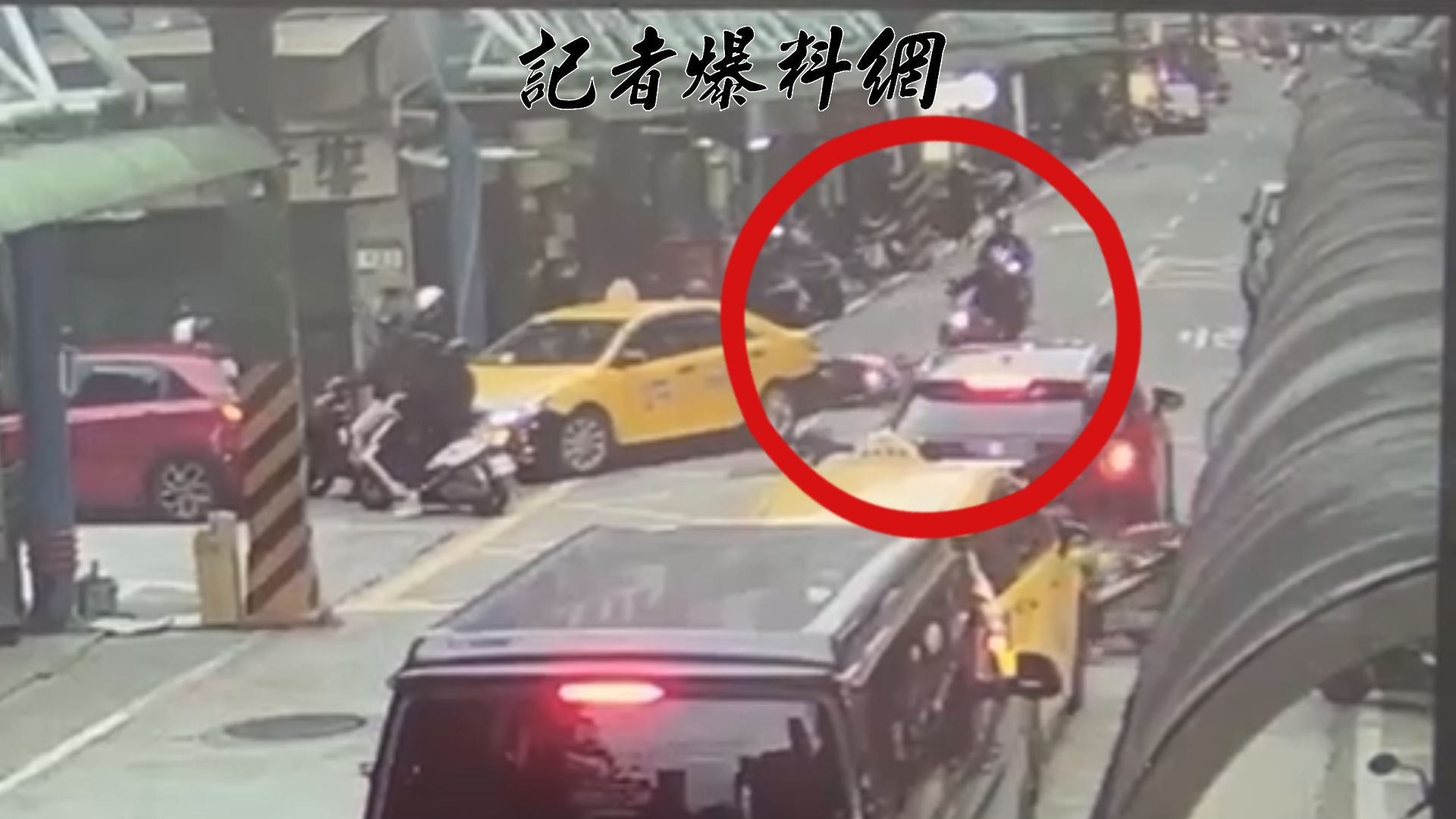 新北市新店區光明街本(12)月14日傍晚16時許發生1起驚險的連環交通事故。