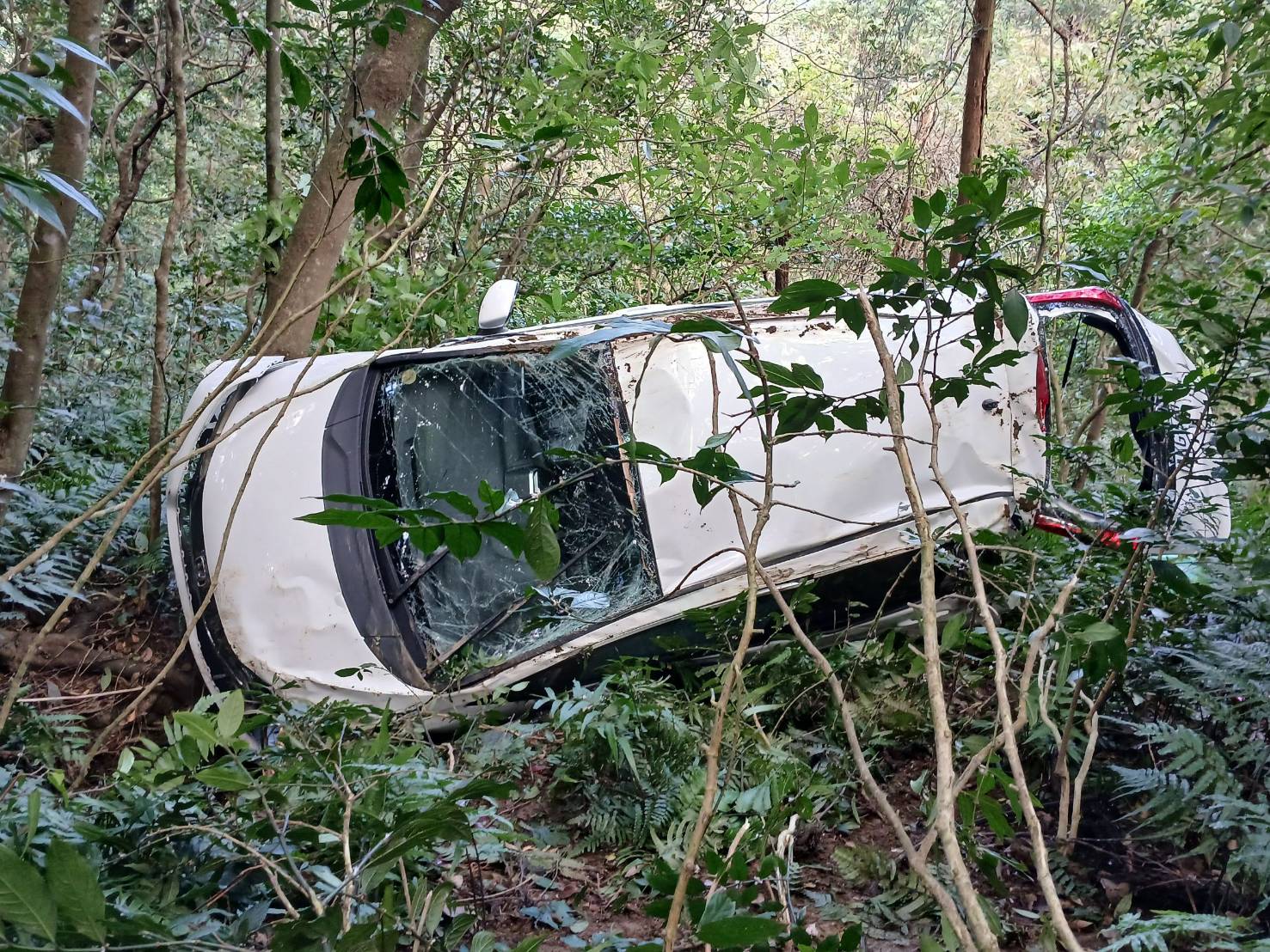新北市瑞芳區106線道74K處,今(16)日中午12時許傳出車輛墜谷意外。