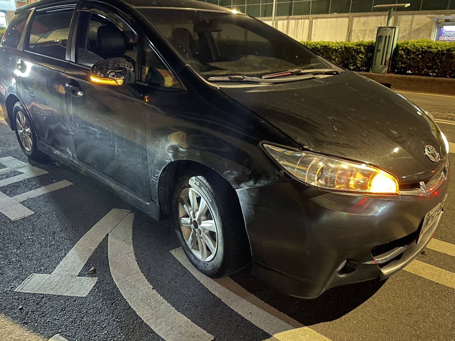 69歲林姓老翁駕駛1輛車身多處傷痕、甚至沒有照後鏡的轎車,行經事發處時,擦撞了1輛停放在車庫前的白色轎車,隨後竟裝作無事直接駛離現場。