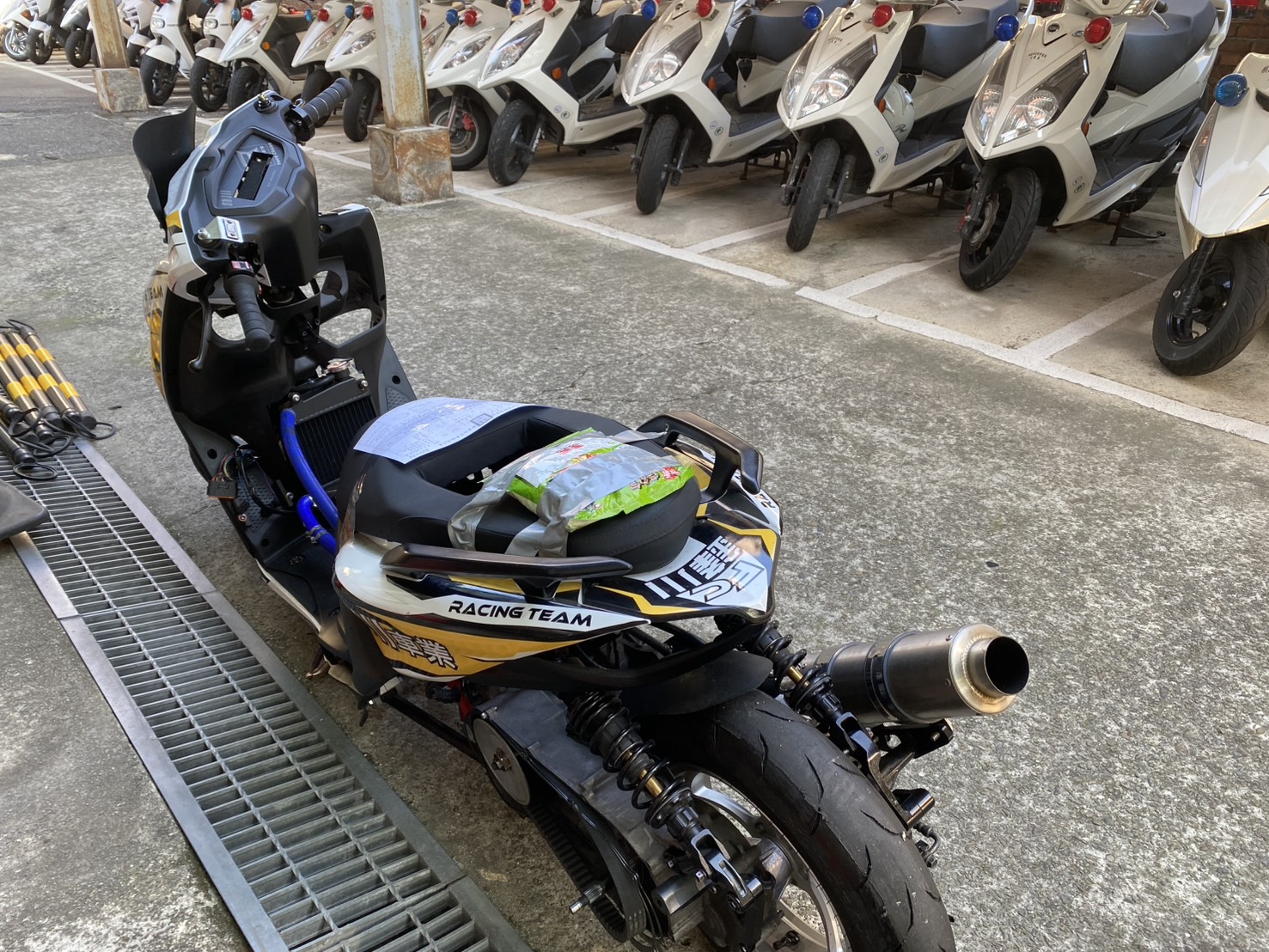 警方當場查扣並沒入該輛無照拼裝車。