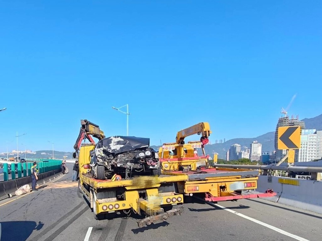 55歲林姓男子駕車往淡水方向行駛時，疑因未注意前方車流減速，先是撞上前方計程車，隨後車身失控再碰撞內側車道的另1輛自小客車。