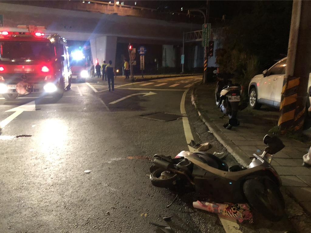 56歲張姓男子駕車行經孝東路時,不明原因突然失控,先是擦撞1名同向行駛的55歲林姓女機車騎士,隨後車輛毫無減速地正面撞擊台62甲線高架道路橋墩。