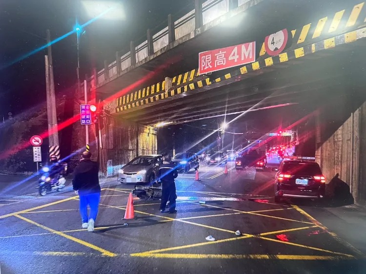 66歲溫姓婦人騎乘機車準備左轉時，疑因大型車視線死角，不慎與同向行駛的曳引車發生碰撞，溫婦連人帶車倒地後又遭曳引車輾過，頭部嚴重受創，經緊急送醫後仍宣告不治身亡。