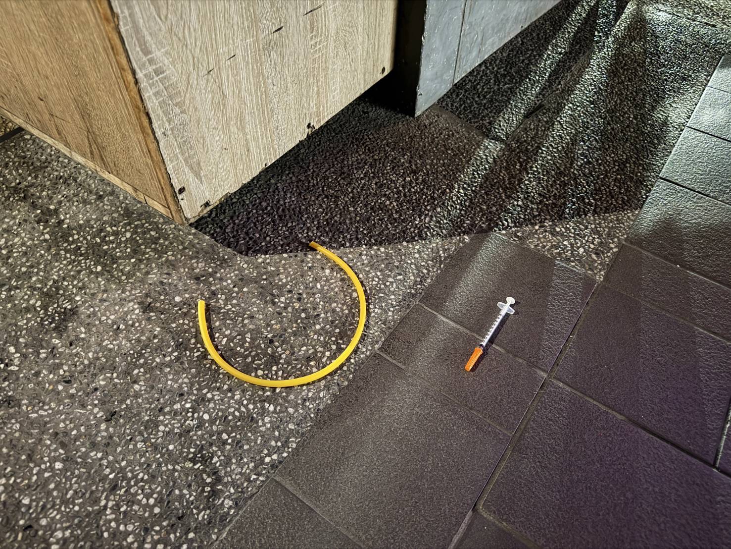 警方獲報迅速趕抵現場，發現李男下車後在附近騎樓徘徊且神情恍惚。員警隨即在騎樓地面發現1支疑似李男匆忙丟棄、已使用過的注射針筒。