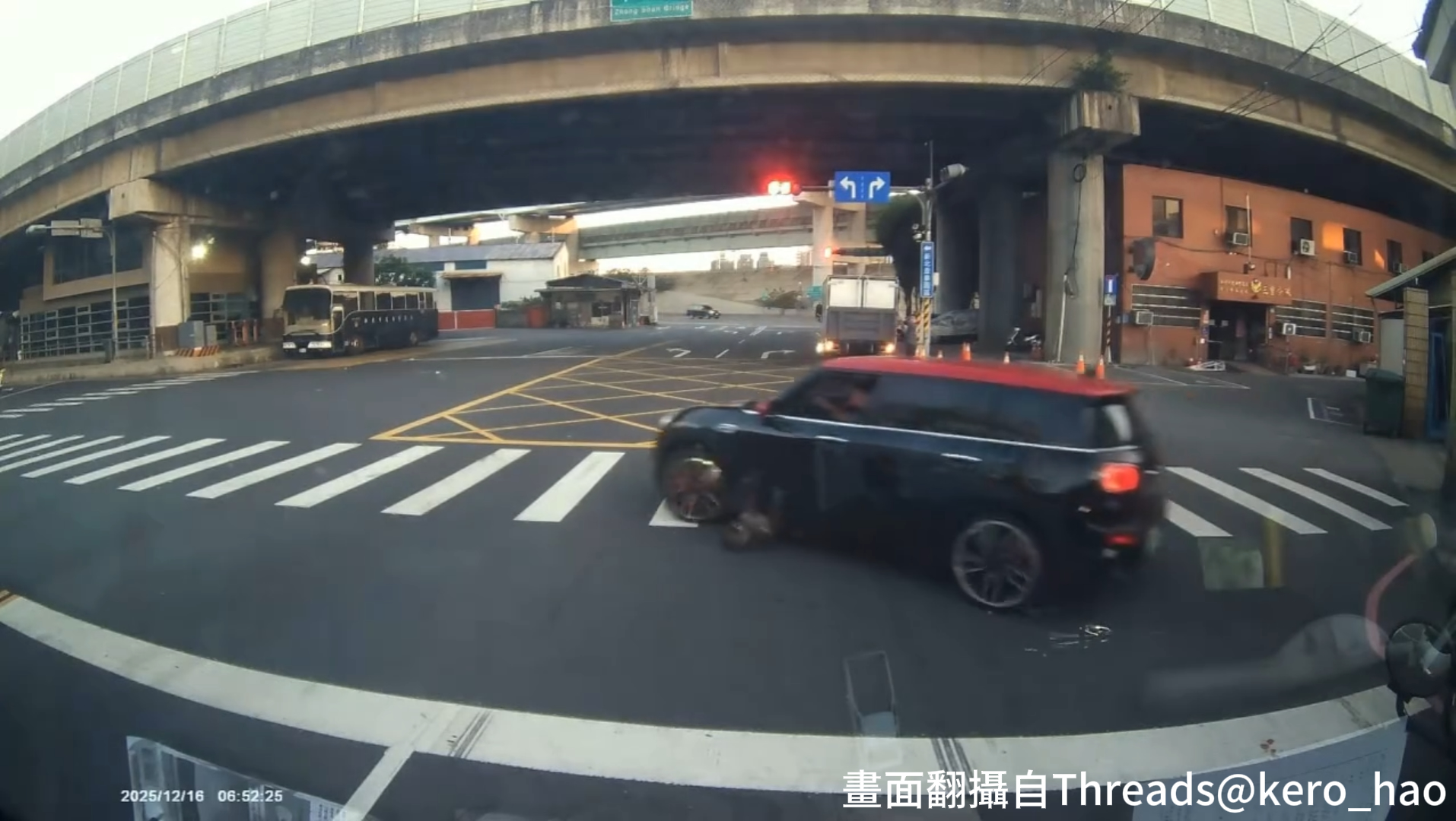 新北市三重區1名駕駛黑色MINI COOPER的男子,先是公然違規紅燈迴轉,無視車前有隻黑狗直接將其撞翻,甚至前輪輾過後,車輛有明顯彈跳後也裝作無事發生一般,持續加速連帶後輪再次輾過黑狗。