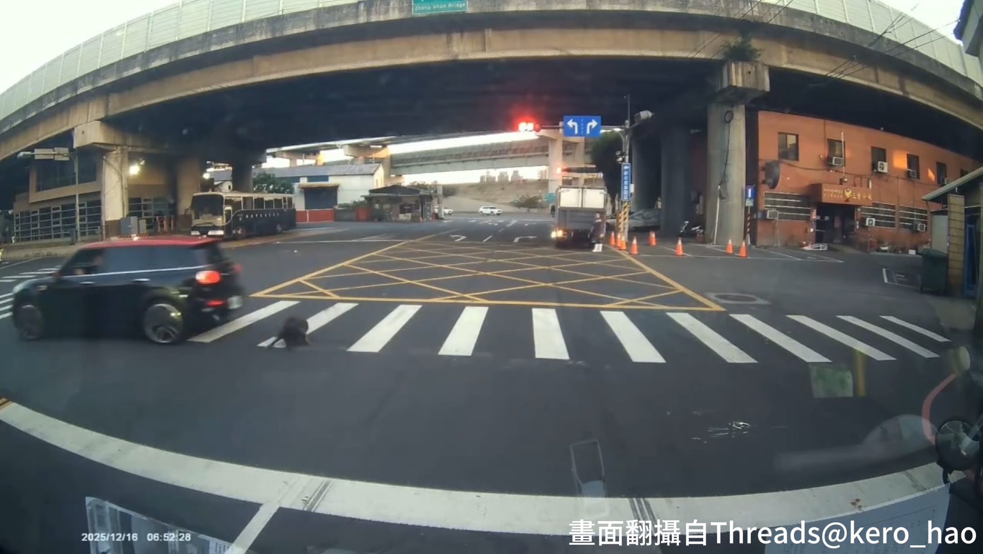 新北市三重區1名駕駛黑色MINI COOPER的男子,先是公然違規紅燈迴轉,無視車前有隻黑狗直接將其撞翻,甚至前輪輾過後,車輛有明顯彈跳後也裝作無事發生一般,持續加速連帶後輪再次輾過黑狗。