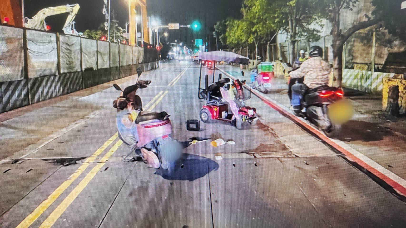 桃園市八德區介壽路二段一帶，昨（17）日晚間20時許發生1起醫療電動代步車與微型電動二輪車的碰撞事故。