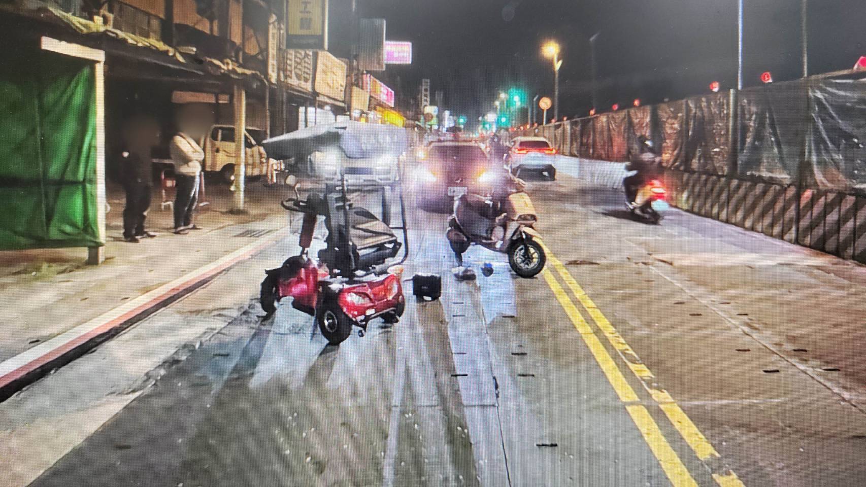 48歲王姓男子操作電動代步車行經介壽路二段時，因不明原因突然向左大幅偏移切入路中，導致後方40歲陳姓男子閃避不及直接撞上。