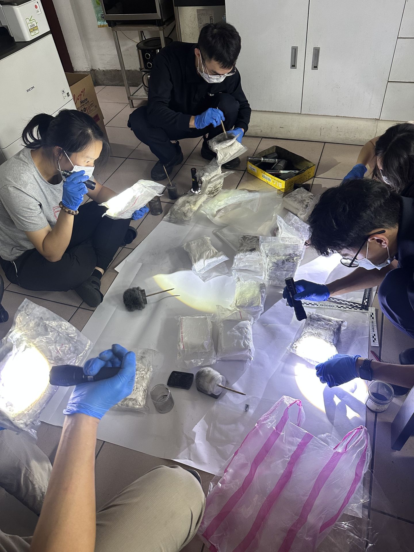 警方使用拉曼光譜儀檢測,確認該批粉末均為第1級毒品海洛因,總重逾11公斤。