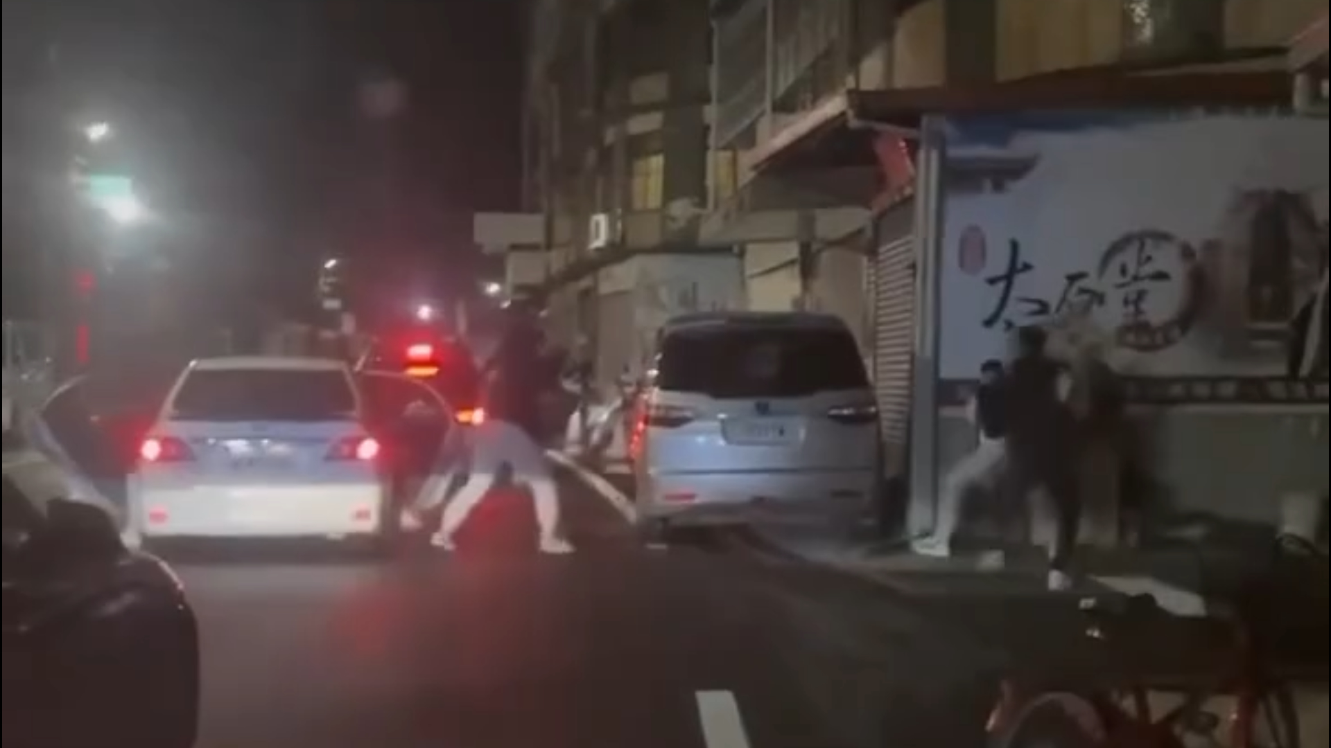 桃園市楊梅區日前發生1起因遶境口角引發的尋仇砸車案。