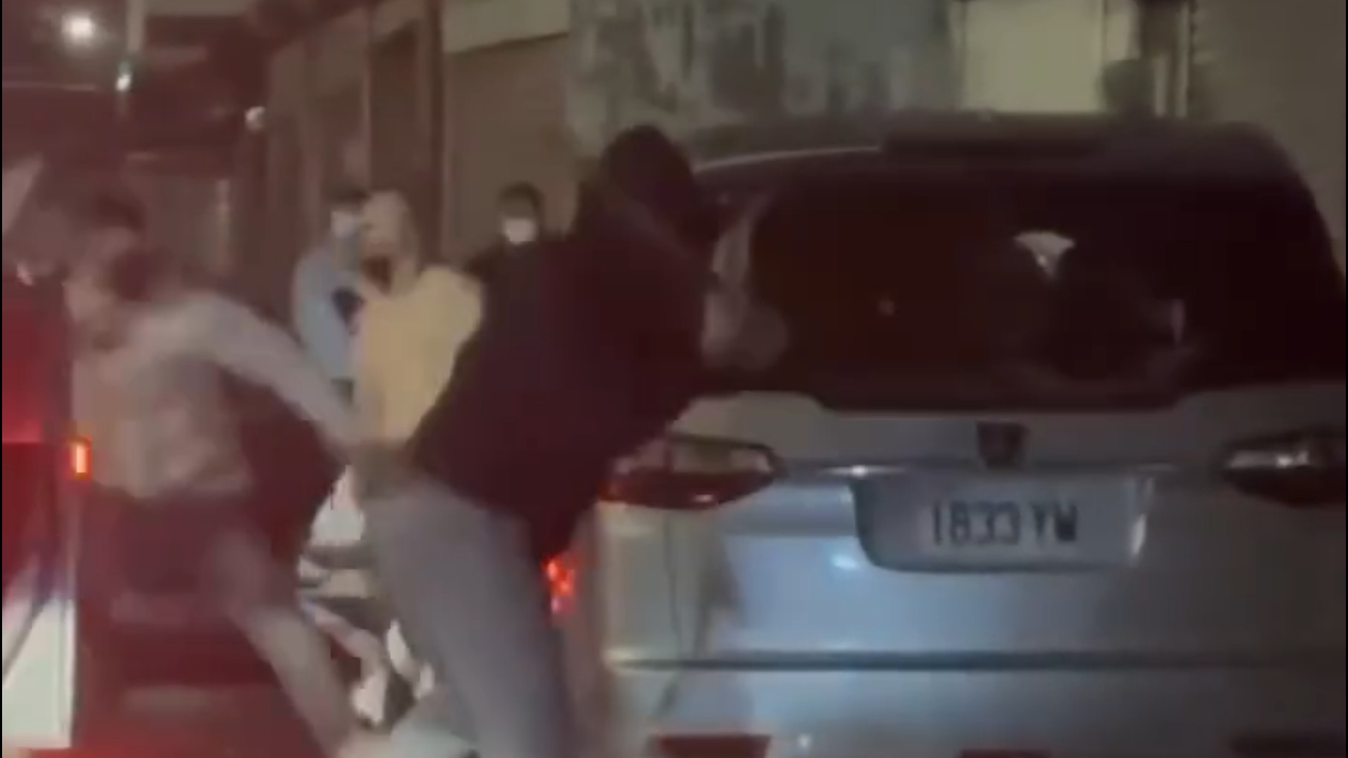 桃園市楊梅區日前發生1起因遶境口角引發的尋仇砸車案。(畫面擷取自臉書社團《宗教爆報》)