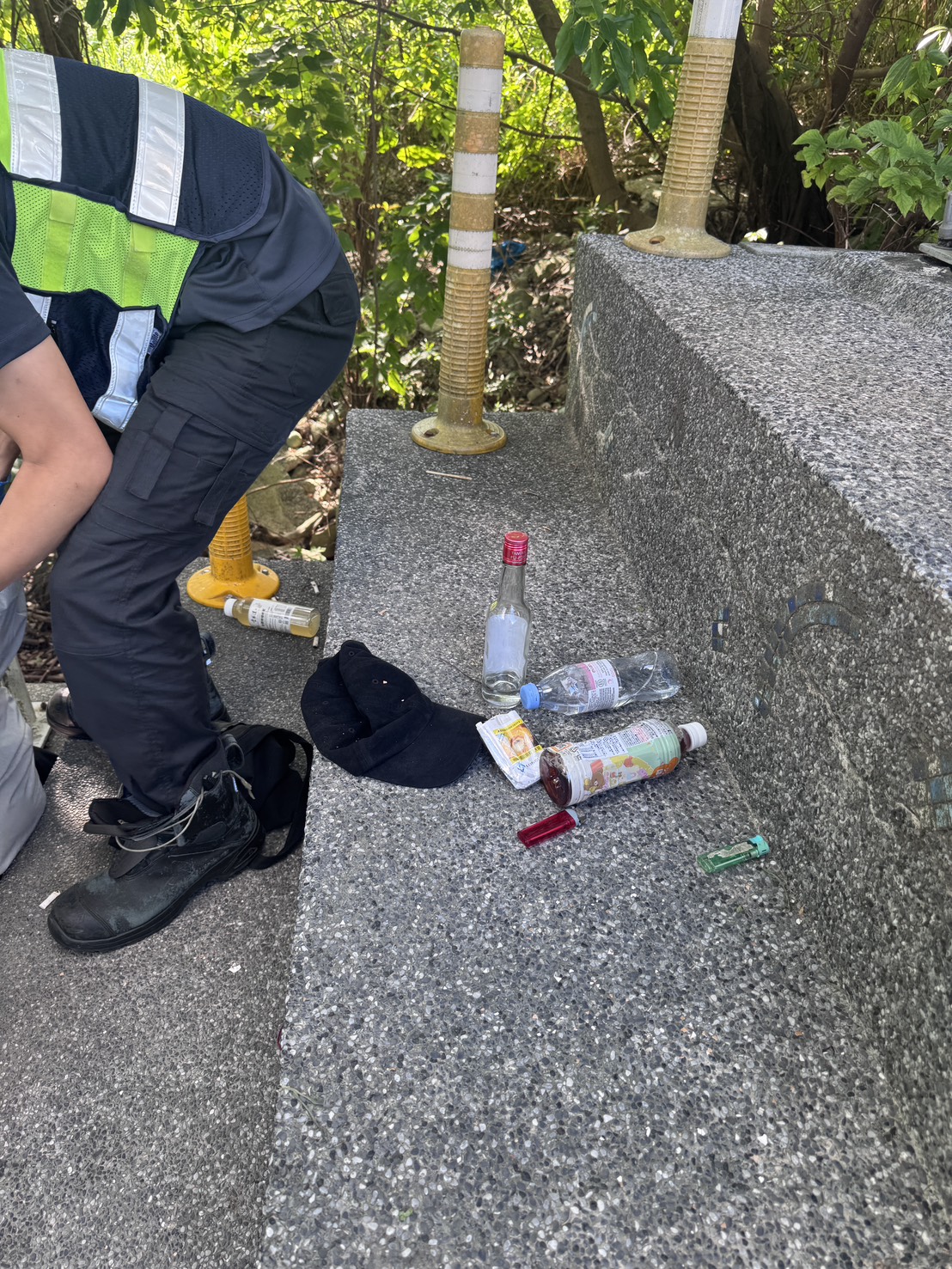 鑑識人員在案發現場進行勘驗,發現2人身旁留有酒瓶與飲料瓶。