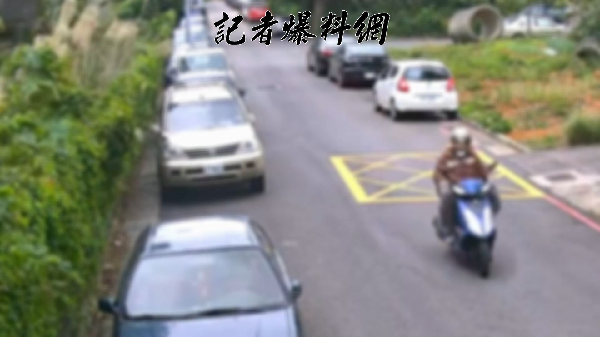 葉男行兇後騎乘機車逃離現場。