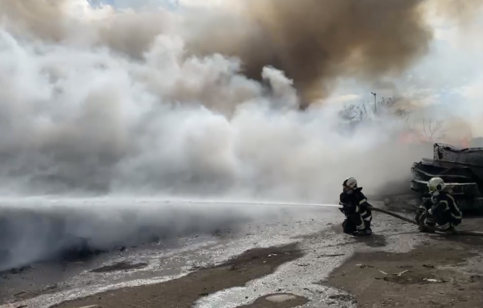 桃園市消防局第一大隊八德分隊獲報派遣消防人員34名、消防車12輛及救護車1輛趕赴現場支援。經全力佈線灌救,火勢已於中午12時19分獲得控制。