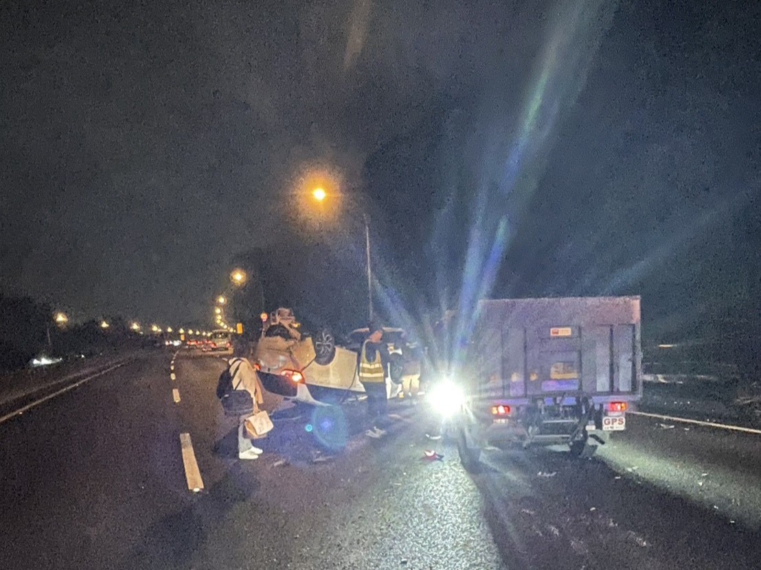 國道3號北向18公里南港福德段,今(18)日傍晚18時許發生「4車連環撞」交通事故。