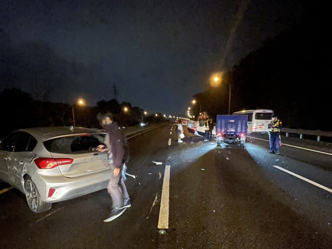 國道3號北向18公里南港福德段,今(18)日傍晚18時許發生「4車連環撞」交通事故。