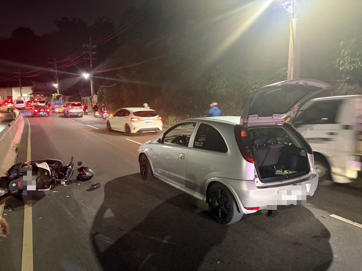 21歲郭姓男子駕駛自小客車行經該路段時，疑似在變換車道過程中，未注意到後方由22歲陳姓男子所騎乘的普通重型機車，導致2車發生碰撞。