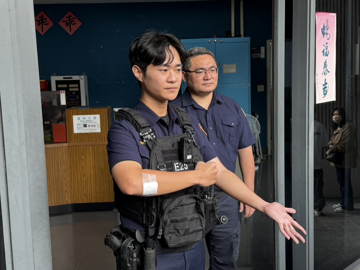 邱嫌情緒極度激動且拚命反抗,造成警員陳志瑋右手掌撕裂傷及左手肘挫傷。