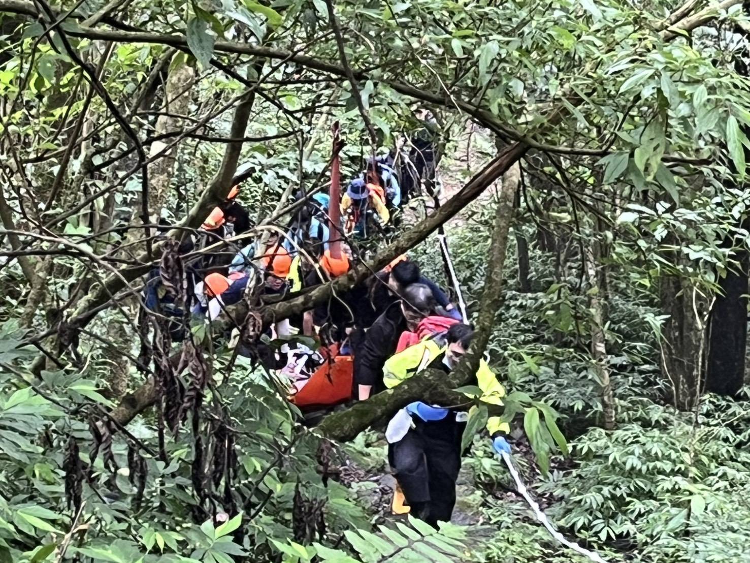 警消人員趕抵前，同行的山友已先行在現場輪流實施CPR急救。消防人員接手後，與山友合力將鍾男從崎嶇的山路搬運下山。