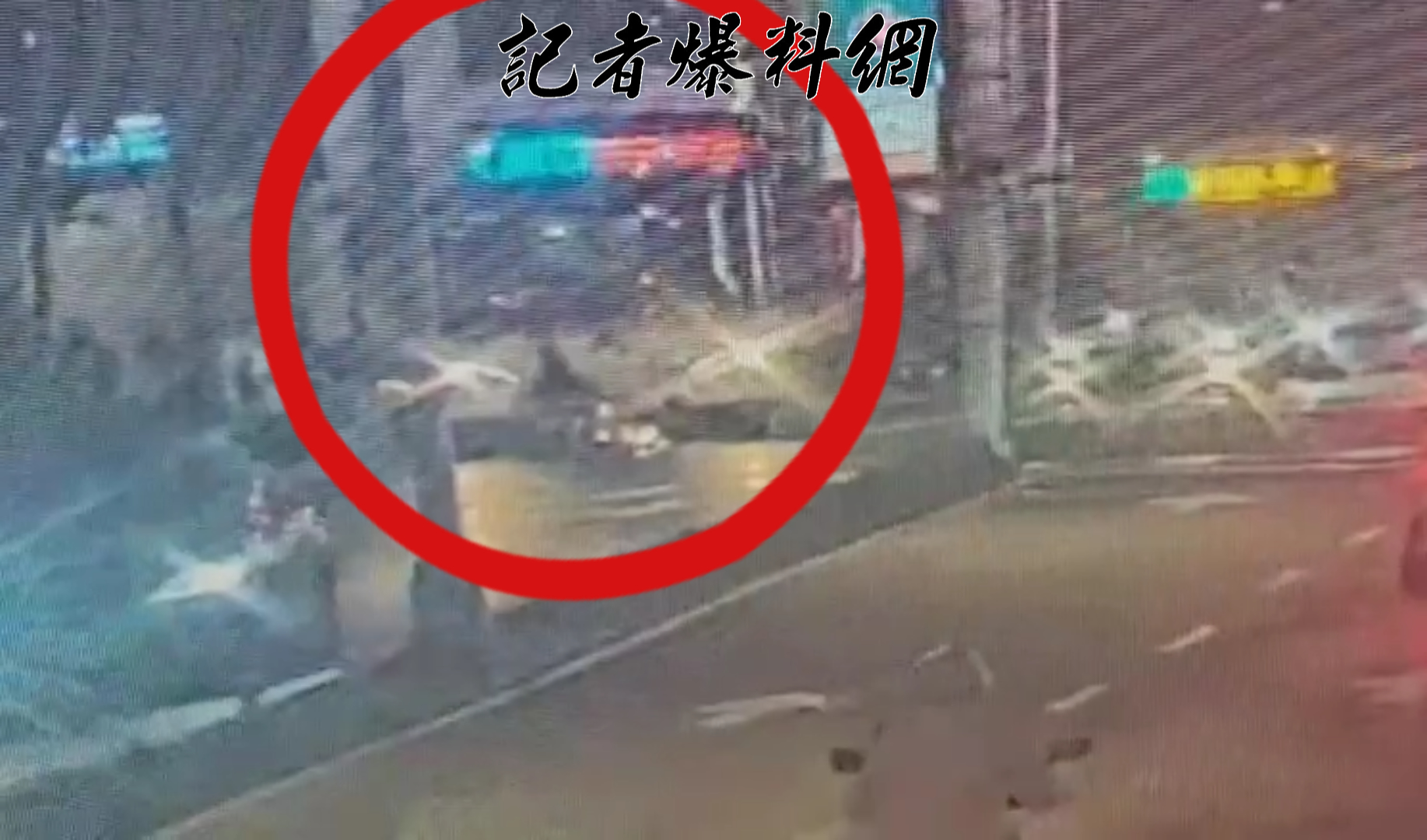 營業大客車沿著南京西路由西往東方向直行，疑似未注意車前狀況，前車頭不慎碰撞前方1輛普通重型機車的後車尾，導致機車人車倒地。​