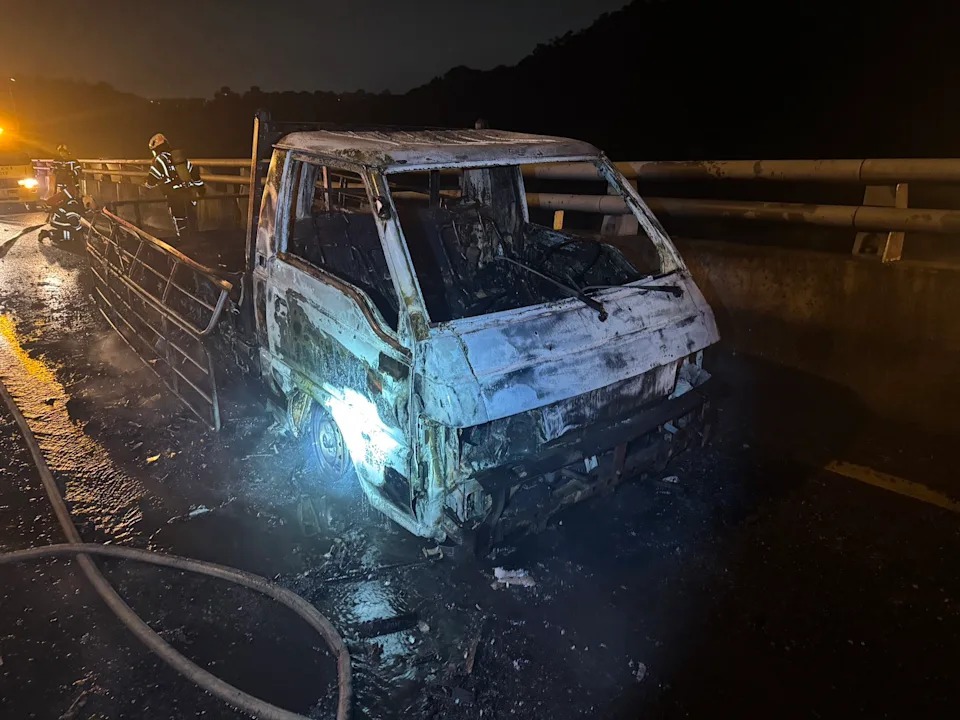 消防人員於外側路肩進行灌救,火勢於晚間21時許成功撲滅,但整輛小貨車已燒到只剩骨架