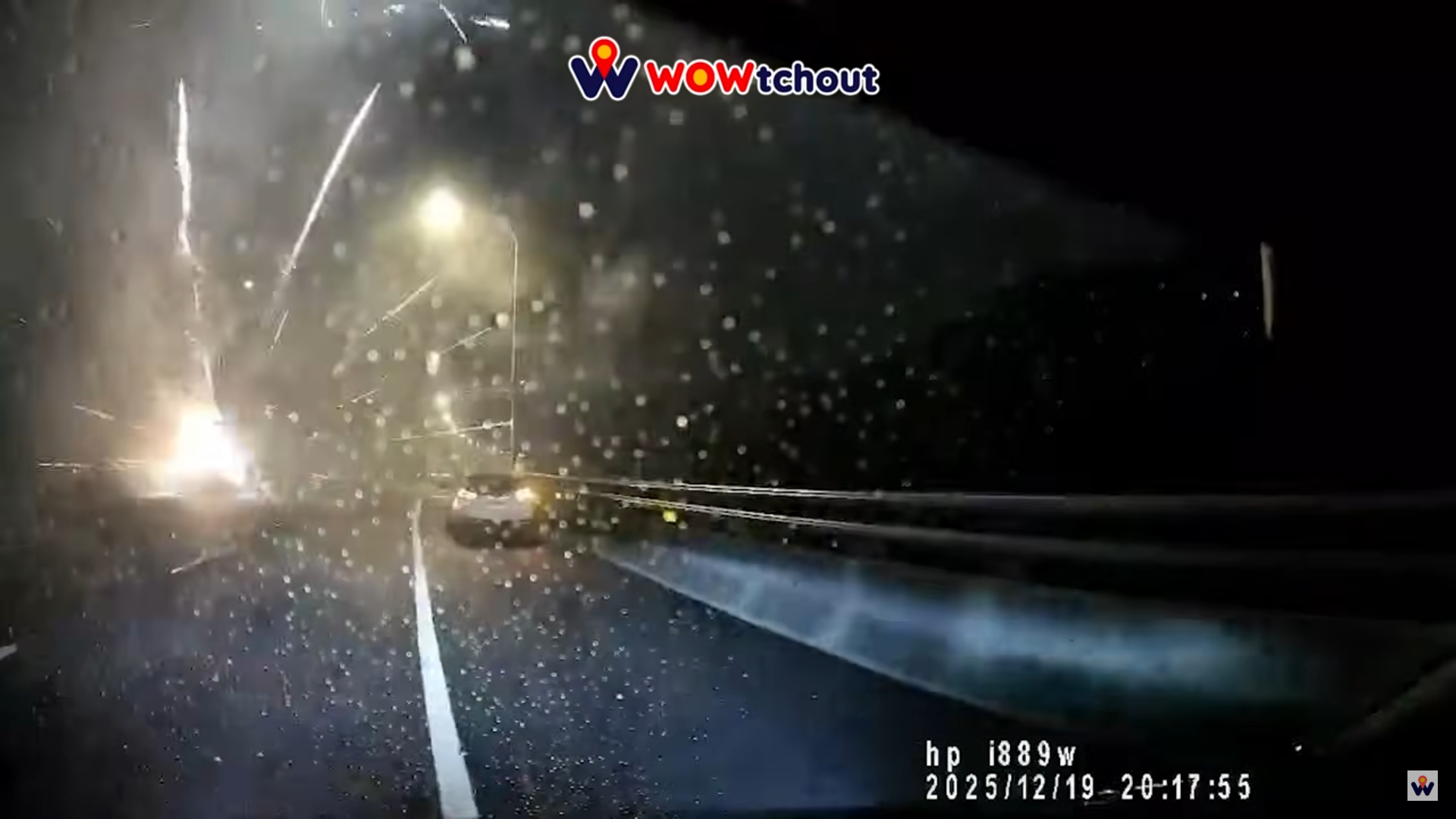 24歲李姓男子駕駛小貨車,載滿各式爆竹煙火行經該路段時,車後斗因不明原因起火燃燒,導致車上煙火不斷向外噴發升空,宛如在國道上演高空煙火秀。