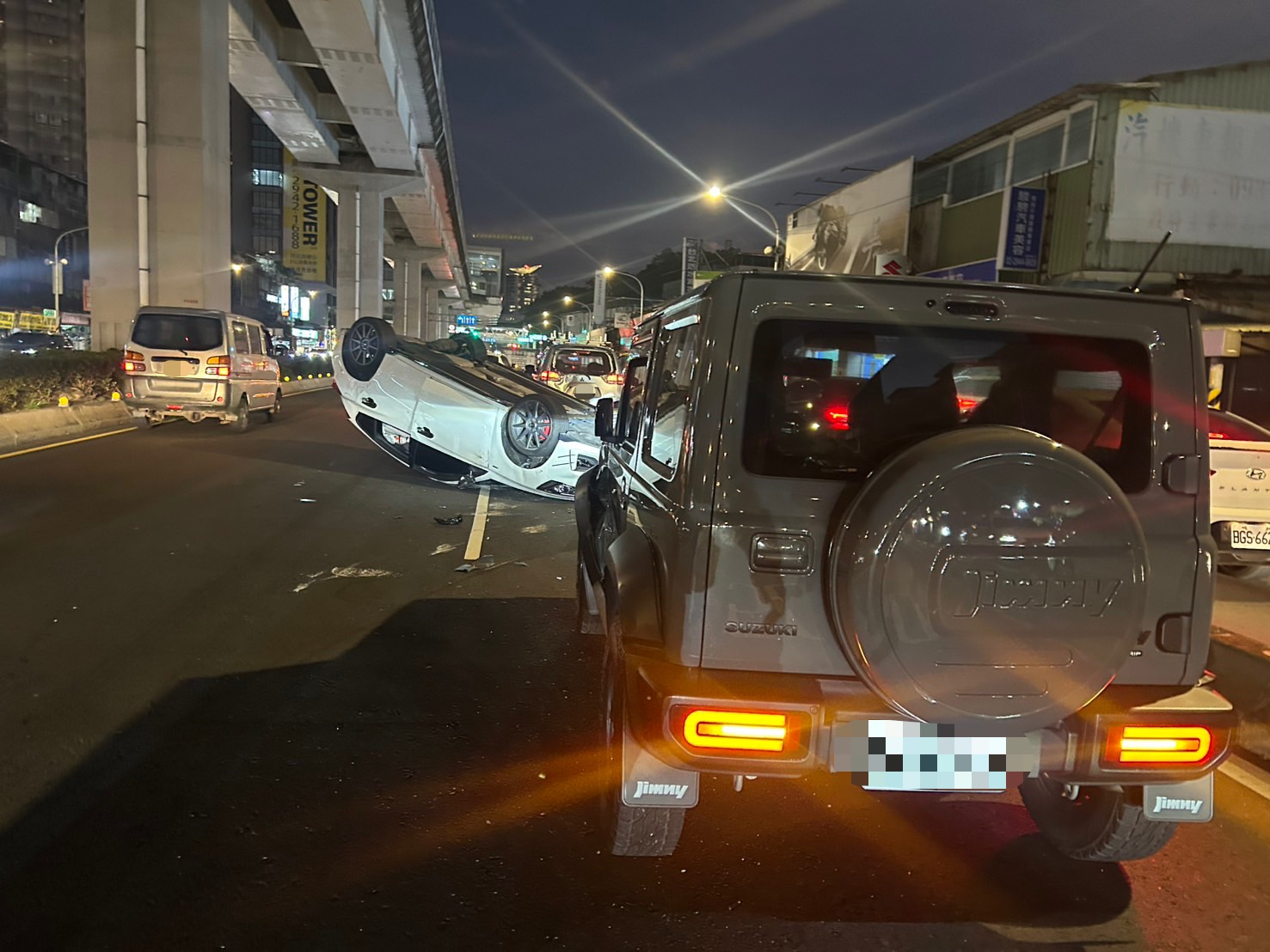 26歲林姓男子駕駛白色小客車行經該路段時，疑似因變換車道未注意安全距離，與前方車輛發生擦撞後當場翻覆。