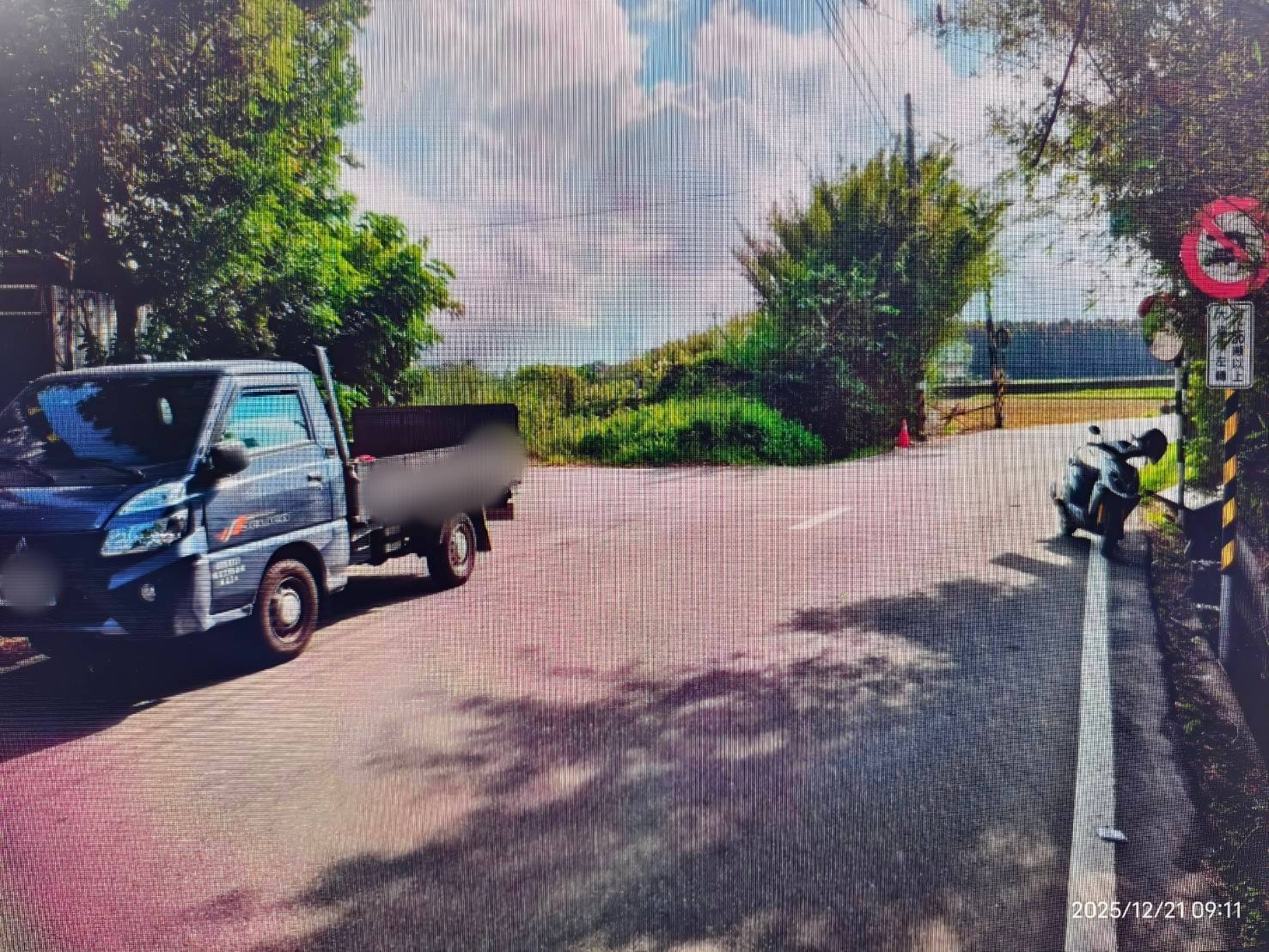 2車在路口交會時避讓不及發生碰撞，由於衝擊力道不小，朱男連人帶車噴出，現場留有明顯撞擊痕跡。