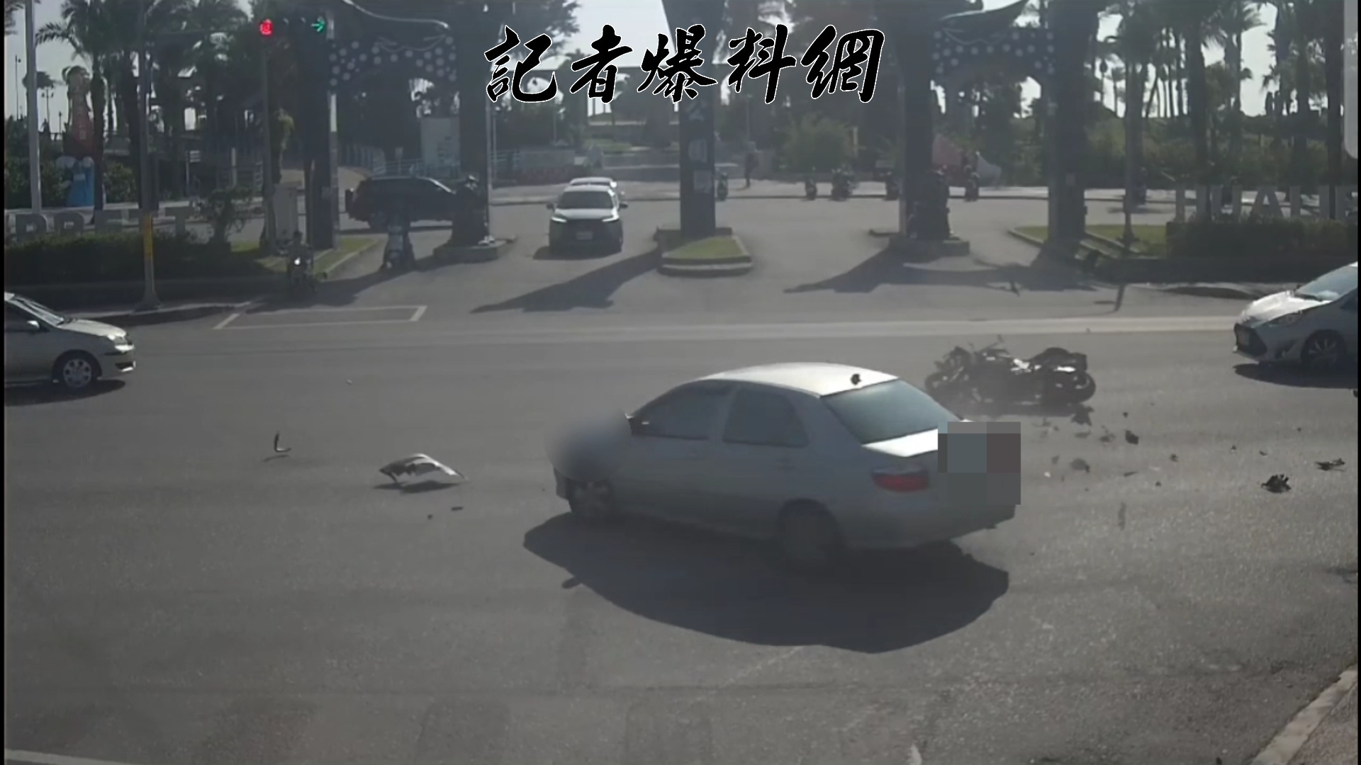 29歲徐姓男子騎乘大型重型機車行經該路口時，疑似因闖紅燈且車速過快，在發現對向車輛左轉時煞車不及，整台重機瞬間「滑鏟」猛烈撞向轎車