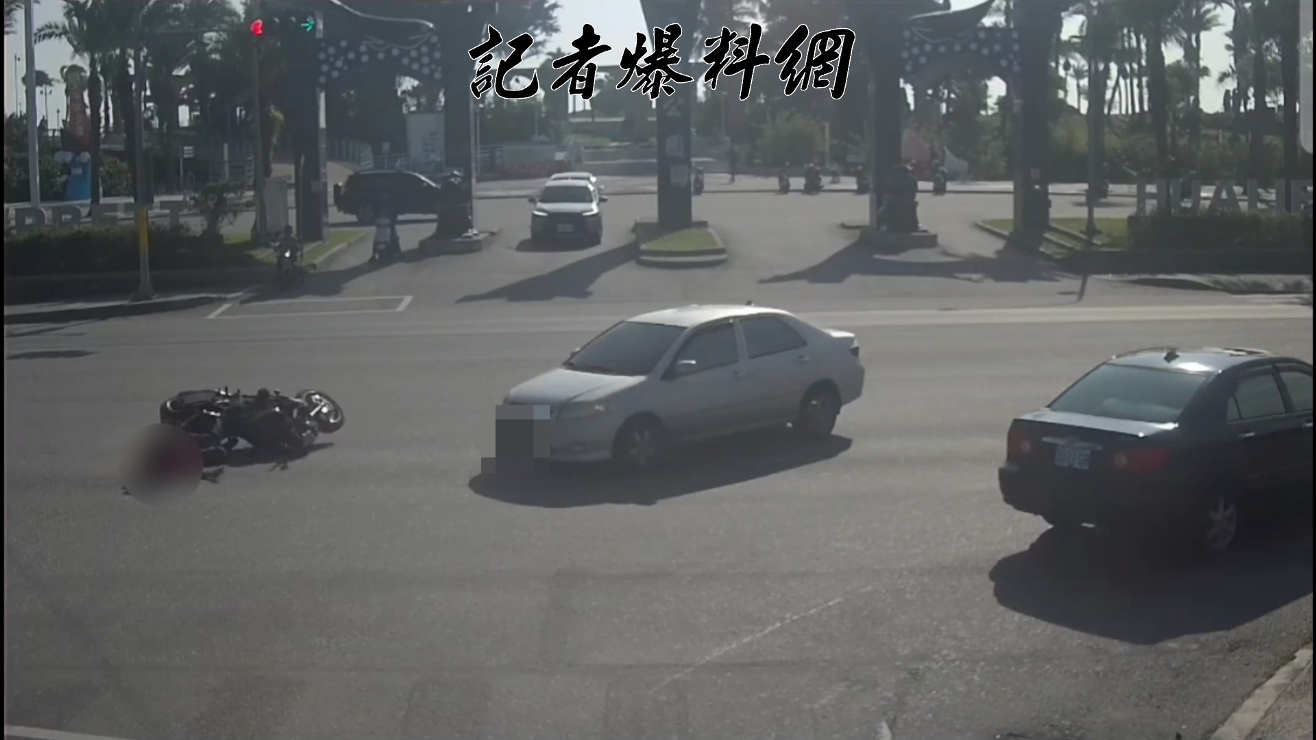 29歲徐姓男子騎乘大型重型機車行經該路口時，疑似因闖紅燈且車速過快，在發現對向車輛左轉時煞車不及，整台重機瞬間「滑鏟」猛烈撞向轎車