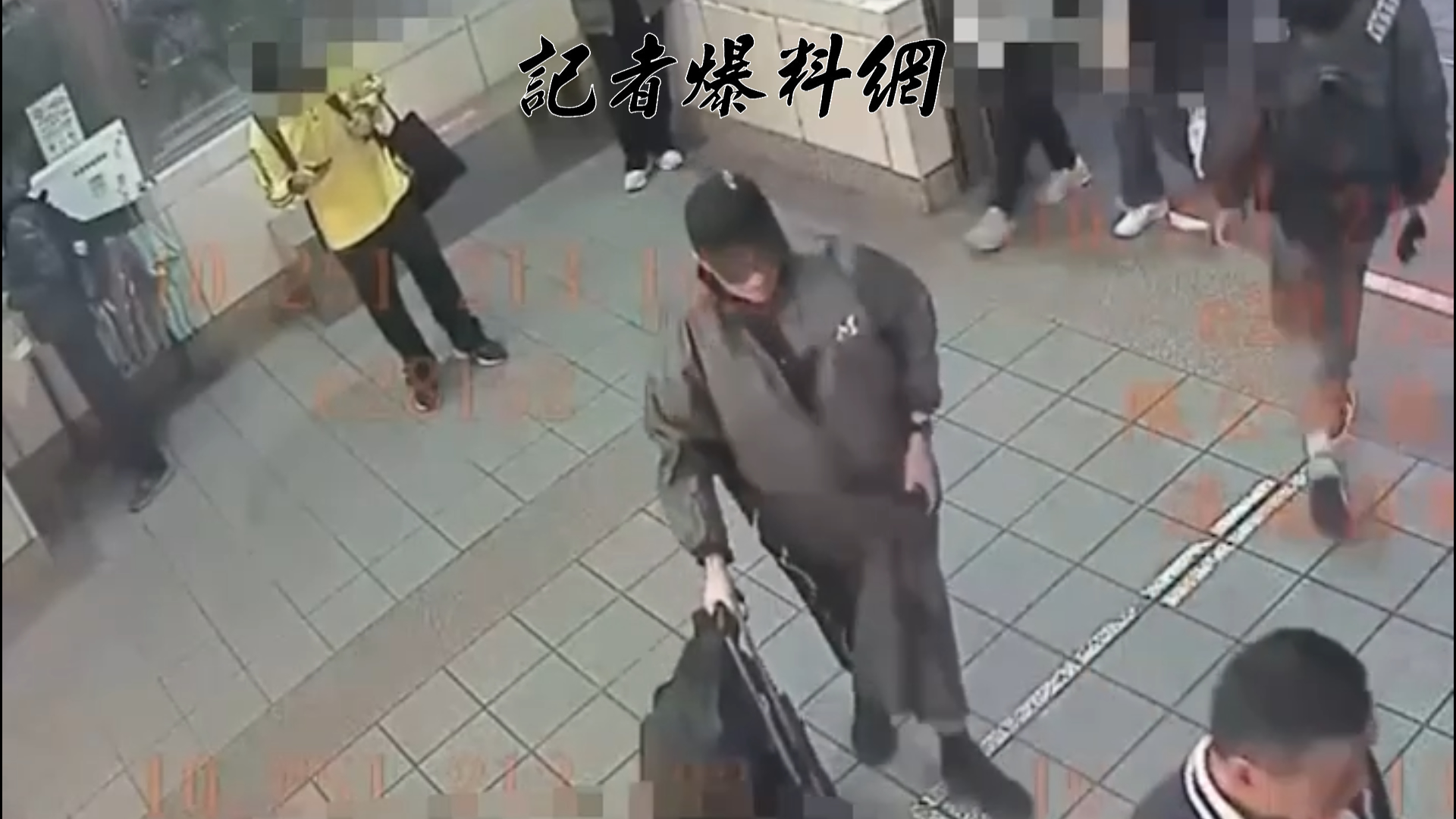 張文在實施縱火行動後，自北捷M8出口進入往M7出口的連通道。