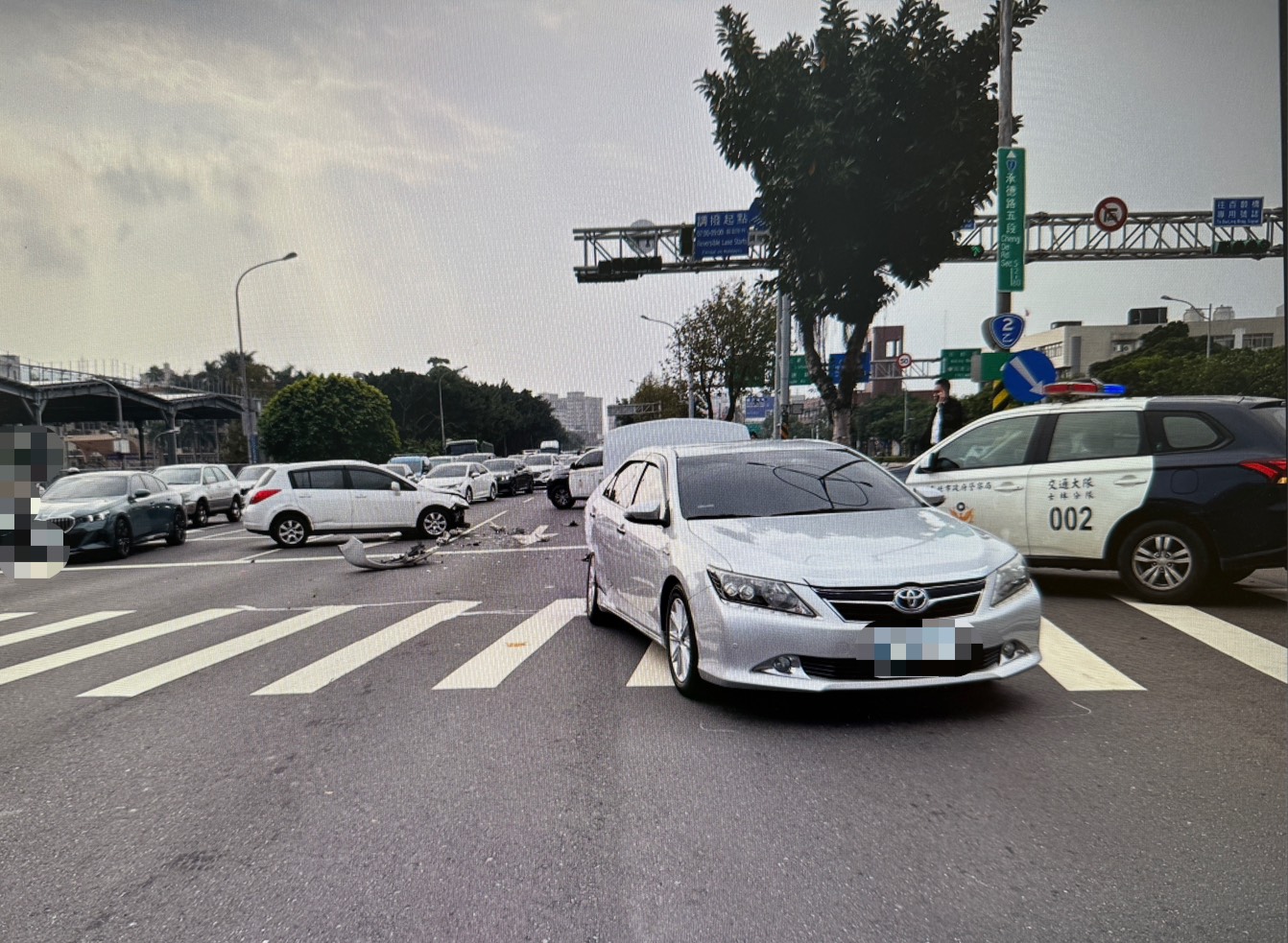 李男駕駛自小客車，於承德路五段南往北方向內側第1車道停等紅燈，未料遭後方余女駕駛的自小客車猛然追尾。