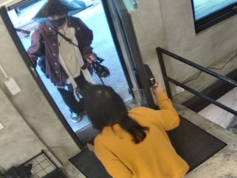 22歲陳姓男子身著日式變形制服、劍道燈籠褲，且背負1把長約60公分的武士刀徒步環島，裝扮極其吸睛。