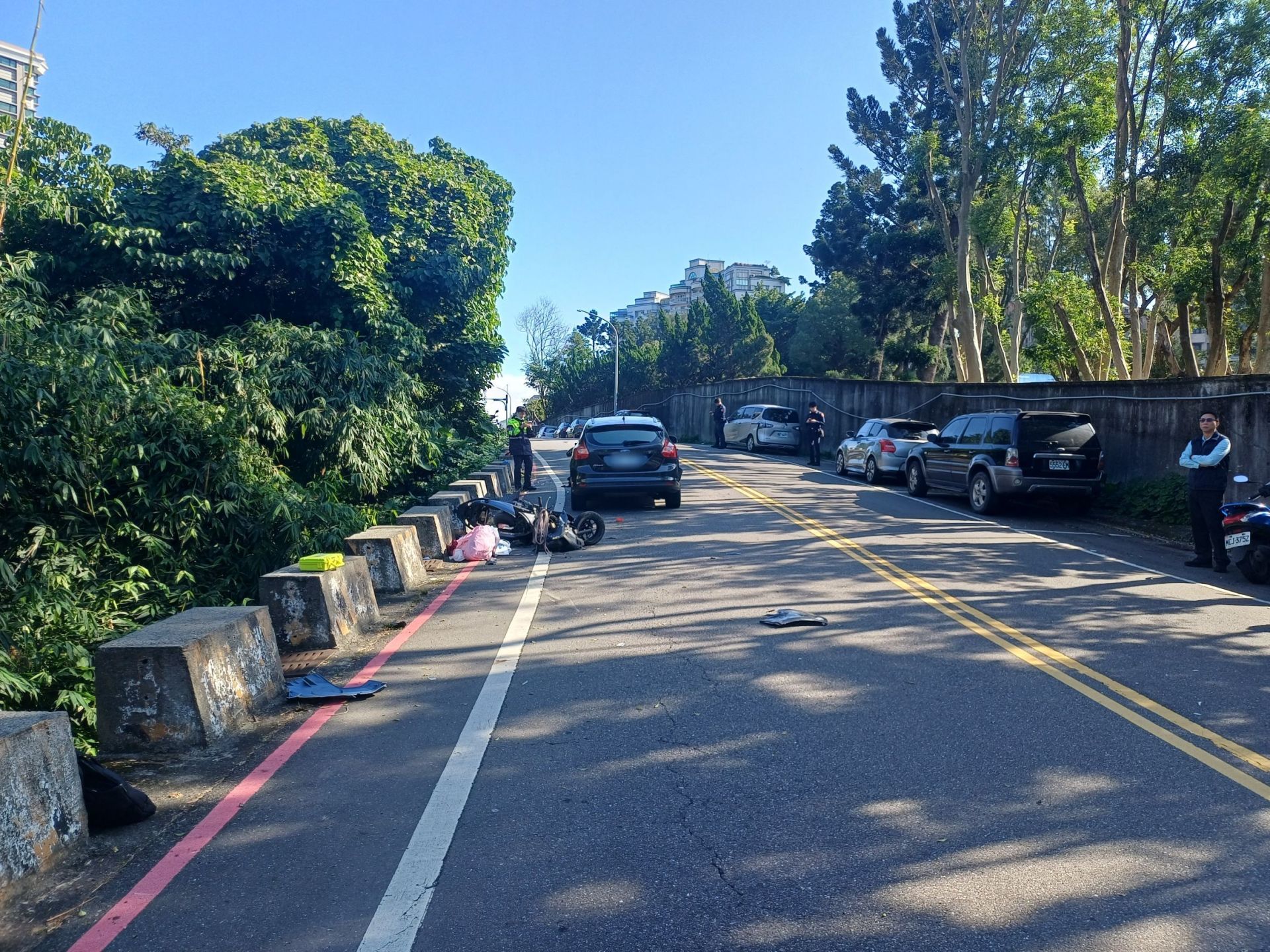 新北市淡水區大庄路一帶，今（24）日上午9時許發生1起逆向碰撞車禍。