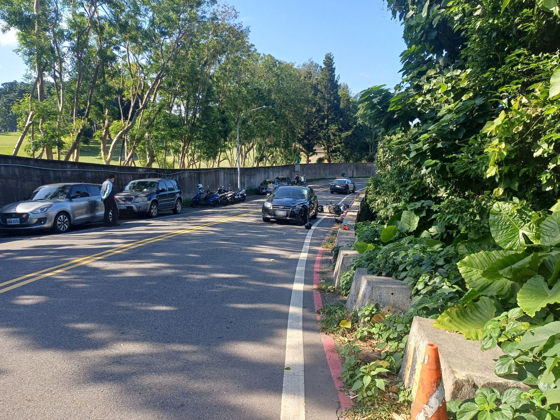 林姓騎士當場噴飛，並墜落至一旁約3公尺深的邊坡下。