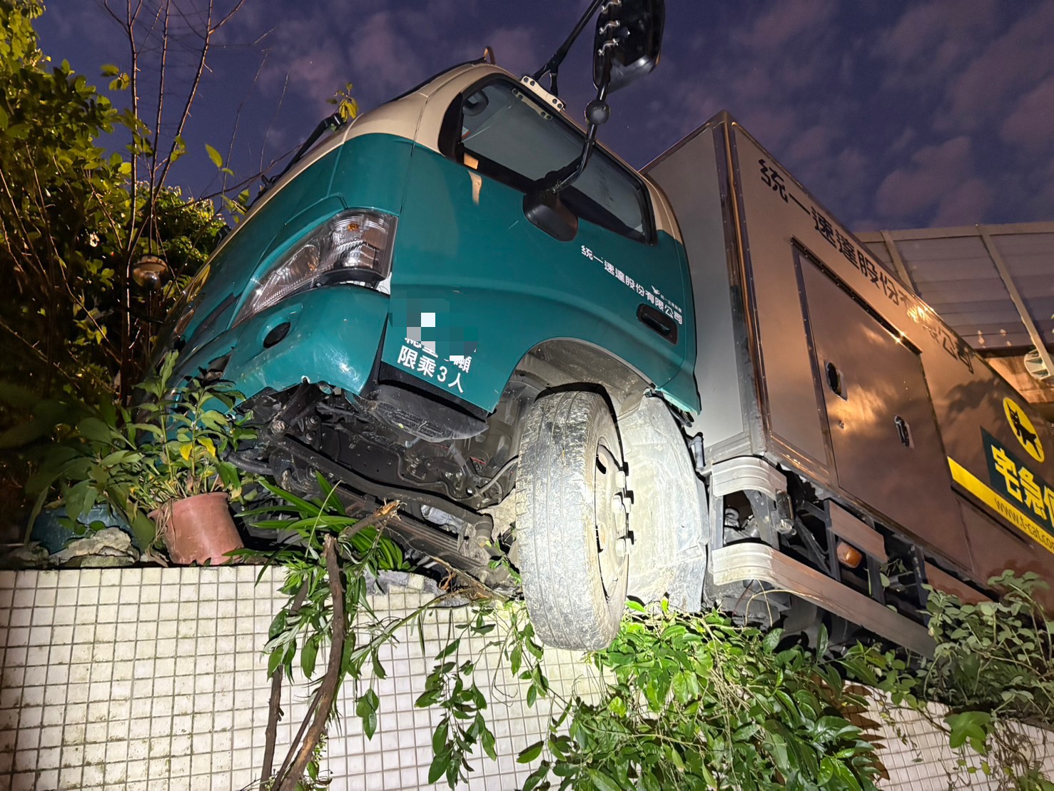 物流車最後在衝上路邊的一處斜坡後停下，車頭因撞擊受損，現場則僅有部分路邊盆栽遭撞擊毀損。