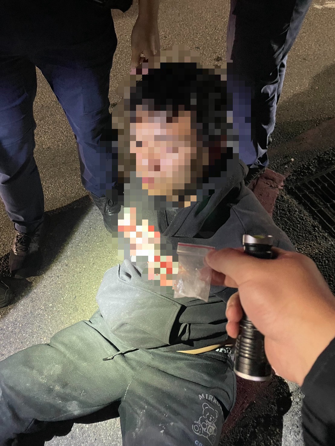 警方喚醒林男時,發現其鼻孔還沾有吸食毒品留下的白色粉末,當場依現行犯將人逮捕送辦。