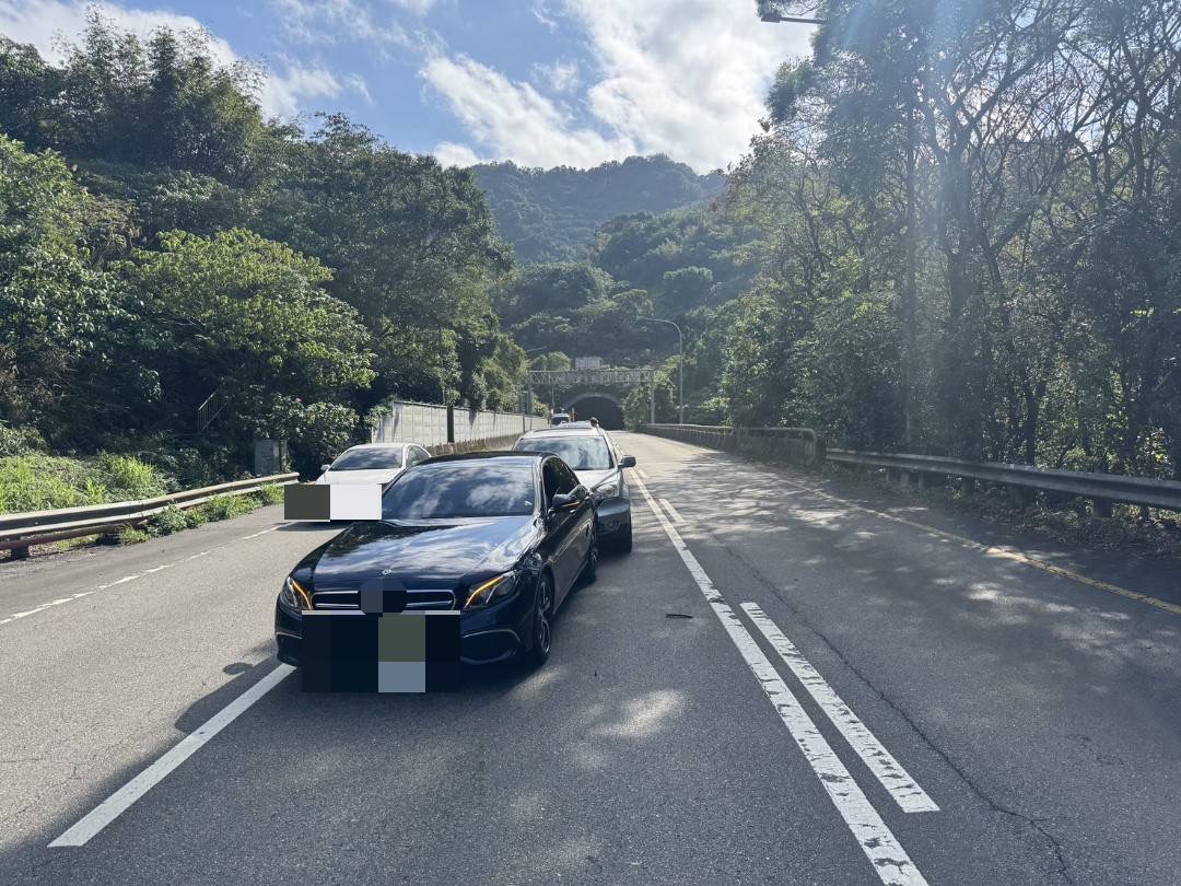 台北市信義快速道路今(24)日上午發生連環撞交通事故。