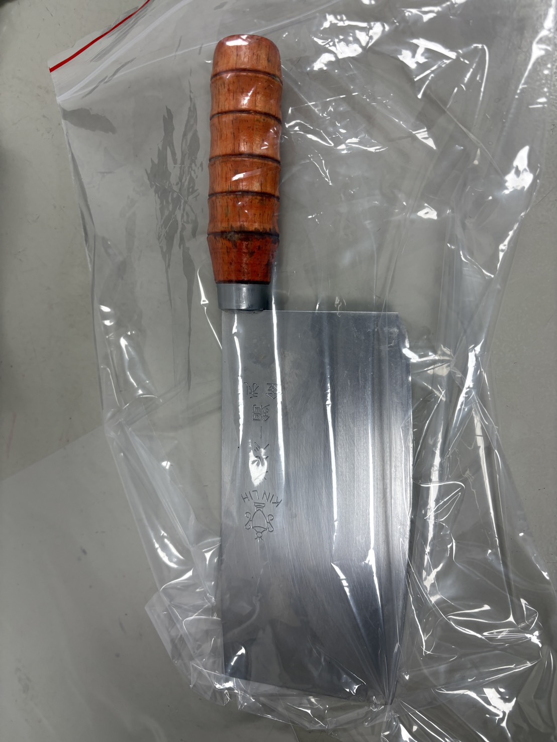 警方查扣林男作案用的菜刀。