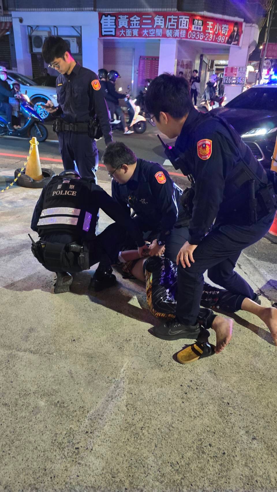 轄區警方獲報後於1分鐘內趕抵現場，當場將林男制伏帶回偵辦。